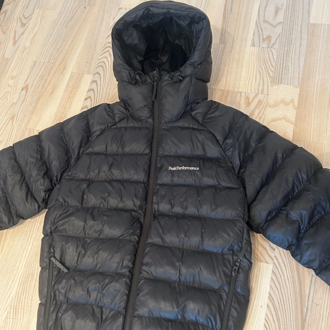 Svart dunjacka Peak Performance - 1