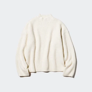 Vit ribbstickad tröja💓 - Supermysig vit ribbstickad tröja med hög hals.💞 Perfekt till hösten, skriv för egna bilder🥰 Självklart går priset att diskutera