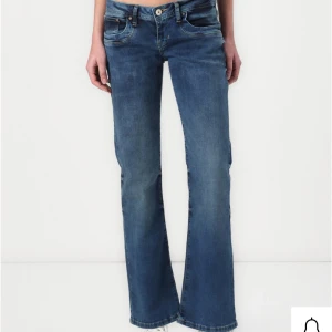 LTB jeans - Säljer dessa supersnygga lågmidjade bootcut jeansen ifrån LTB💞 Jeansen är i storlek 25/32 och sitter perfekt på mig som är 163 lång och normalt har storlek 34/36🥰 De är tyvärr slitna nertill vilket syns i bild 3. Utöver detta är de i jättebra skick❤️Ursprungligt pris 80€ (ca 900 kr), pris kan skälvklart diskuteras