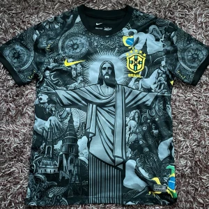 Nike Brasil svart fotbollströja - Svart brasil fotbollströja från Nike i storlek S. Tröja är i nyskick och har bara använts fåtal gånger. Pris går o diskutera.