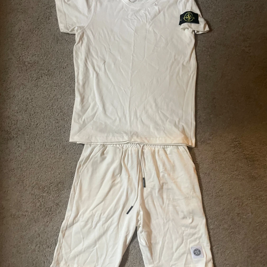 Vita shorts och t-thirt från Stone Island S men sitter som M