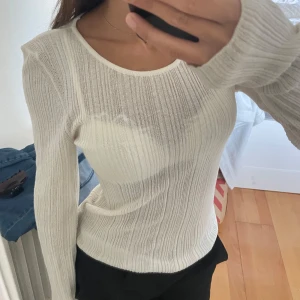 See through vit tröja  - Supersnygg vit långärmad tröja från Lindex som är see through!! 
