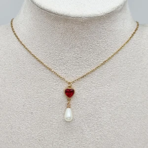 Guldhalsband med röd hjärtpärla - Superfint halsband. Material-rostfritt stål 