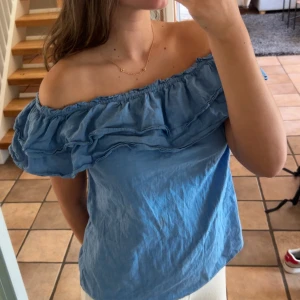 Neo Noir- Blus  - Knappt använd jättesöt blus från Neo Noir! Storlek 42 men passar även mig som är 38/40 eller M. 