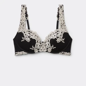 Svart intimissimi Bh med broderade detaljer - Snygg svart push up bh från intimissimi med vit broderat blommönster. Den är i storlek 70b men passar 70a också. Den är i modellen ”Gioia pretty flowers”. Den har justerbara axelband. Säljs då den sällan används. Har använt den väldigt lite så den är i mycket bra skick💕💕tar prisförslag!🩷