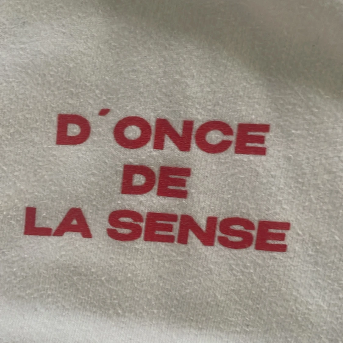 Vit sweatshirt med röd text - 2