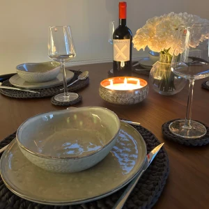 Virkade bordsunderlägg - Hemmavirkade mörkgrå bordsunderlägg/bordtabletter i t-shirtgarn. Ca 37cm i diameter.  Aldrig använda, alla 4 säljes som ett paket.   Finns även 4 st glasunderlägg att köpa till vid intresse (se separat annons) 