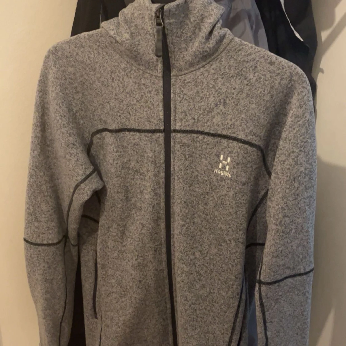 Grå fleece hoodie från Haglöfs - 1