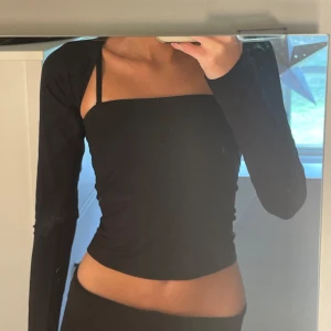 Svart långärmad square neck topp XS från Gina - Supersnygg svart långärmad topp med fyrkantig urringning och tight passform. Tunt och mjukt material som sitter skönt mot kroppen. Aldrig använd o prislappen kvar!