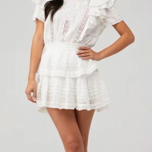 Vit klänning - Vit klänning med detaljer, studentklänning och sommarklänning 