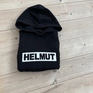 Svart Helmut Lang hoodie med färgstänk - Tja säljer nu denna as feta Helmut Lang hoodien med egengjort vitt färgstänk. Storlek S passar M |349kr|