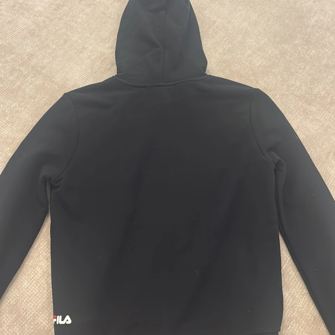 Svart hoodie från FILA med färgglad logga - 1