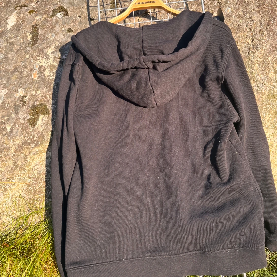 Svart hoodie med dragkedja från H&M - 1