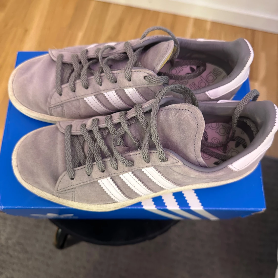 Grå adidas sneakers mocka - 1