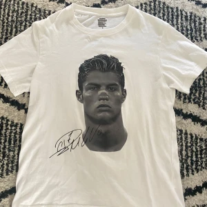 Ronaldo Graphic t shirt  - Storlek S men passar som XS, 
