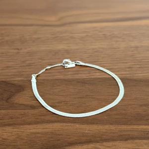 Tunt silverarmband med kedjelås - Snyggt silvrigt armband med platt kedja. Köpt för 300 på pilgrim😊