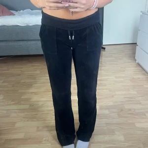   Juicy Couture byxor  - Svarta mjukisbyxor från Juicy Couture i storlek XS.  Jättemjuka och super sköna. Inga tecken på slitage/använding, kanske syns pyttelite bak att man har suttit med dom men inget man tänker på och sånt blir om man skulle köpa nya bara på någon dag 🥰 skriv för fler frågor/bilder/vad som 