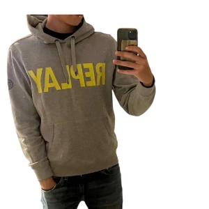 Grå hoodie från Replay  - Extremt snygg REPLAY hoodie, den är använd men inga skador och defekter! Pris kan diskuteras!!