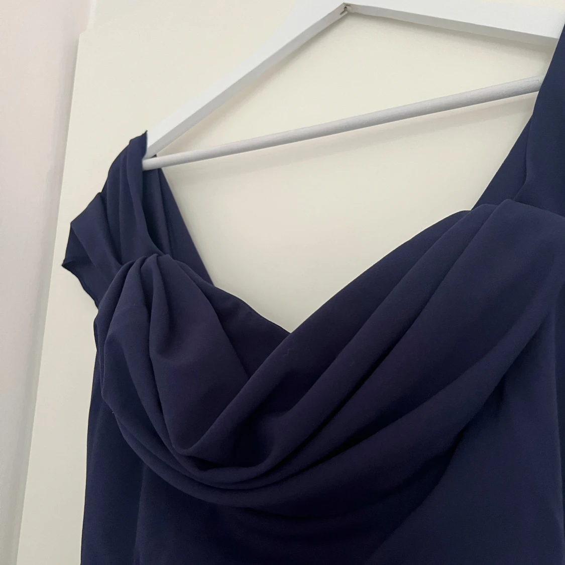 Mörkblå långklänning med drapering - 2