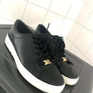 Michael kors sneekers - Michael kors skor , storlek 38, helt nya använd 1 gång vilket man kan se , super sköna , kommer tyvärr ej till användning , köpt för 1 700, säljer för mycket billigare då jag vill bli av med dem 