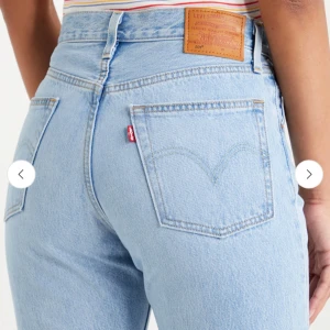 Levi's 501 ljusblå jeans, hög midja - Klassiska Levi's 501 jeans i ljusblå denim med raka ben och hög midja. Jeansen har fem fickor, knappgylf och den ikoniska läderpatchen bak. Perfekt vintagekänsla och snygg passform som funkar till allt. Stl. W28/L28