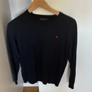 Mörkblå merinoulltröja från Morris - Snygg mörkblå stickad tröja från Morris i 100% merinoull.  | Storlek L fast passar XS 