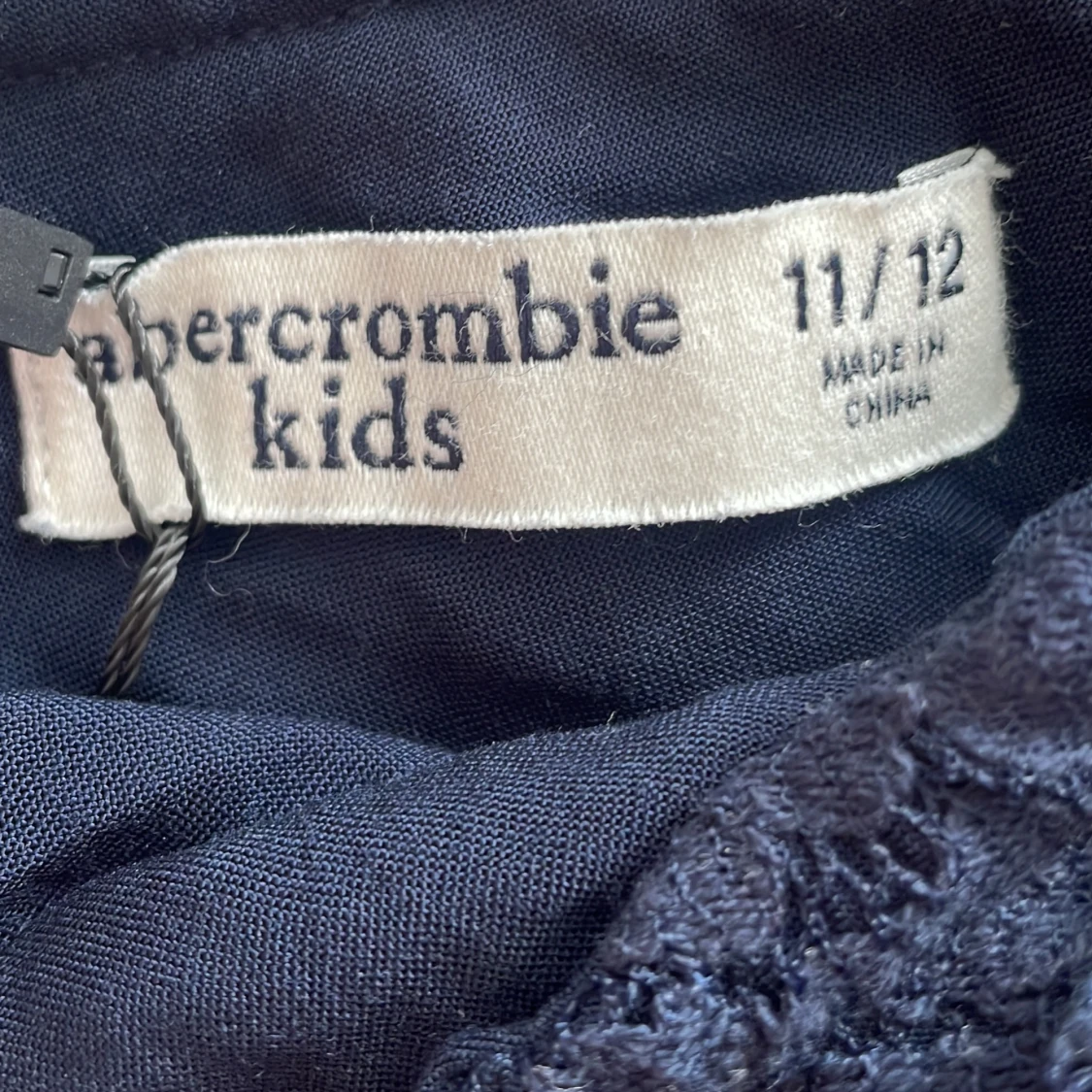 Marinblå spetsig oneshoulder-top Abercrombie - 1