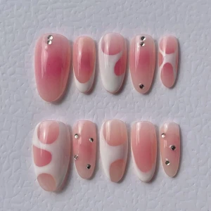 Rosa och vita lösnaglar med stenar - Snygga lösnaglar i rosa och vitt med coola swirl-mönster och silvriga stenar. Setet innehåller nagellim, klisterlappar, nagelfil, träpinne och rengöringspad. Naglarna har en glansig finish och olika former för en trendig look.
