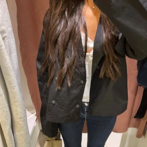 Kort trenchcoat gina tricot  - Säljer denna sååå fina trenchcoat från gina tricot 💓💓