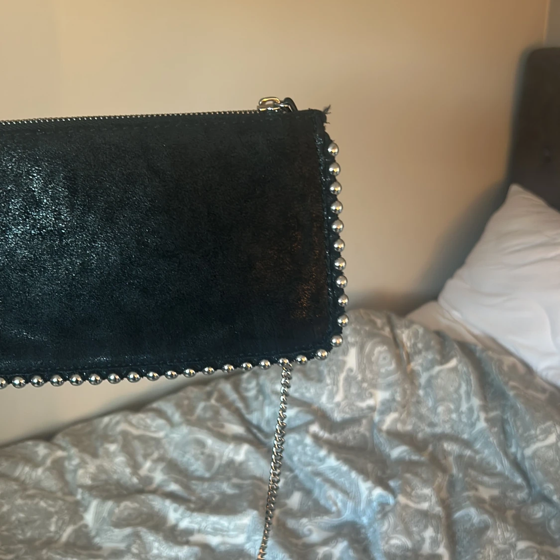 Svart axelväska med kedja och nitar - 1