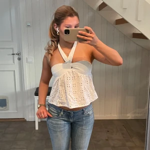 Vit halterneck topp - Snygg vit halterneck topp ifrån Zara i storlek Xs