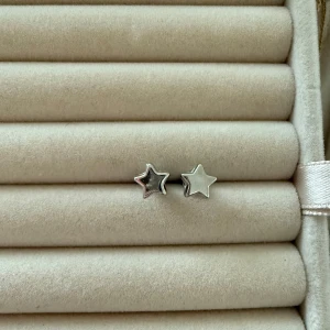 stjärnformade örhängen i silver - säljer dessa snygga stjärnformade örhängen i silver. aldrig använda💗