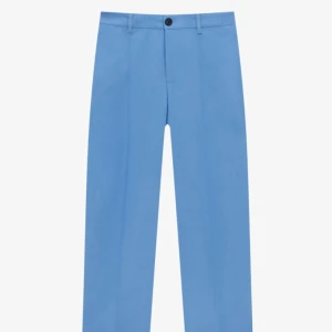 Blå kostymbyxor - *använd 1-2 ggr* Snygga blå kostymbyxor med en klassisk design. De har en rak passform och är utrustade med en knapp och dragkedja framtill. Perfekta för en stilren look.