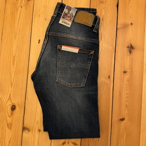 HELT NYA Nudie slim fit jeans ”Thin Finn” W29 L30 - Tvärfeta marinblåa Nudie slim fit jeans | skick 10/10, helt nya med lappar | modell ”Thin Finn” | W29 L30 | pris i butik ca 1500kr, vårat pris 699kr, galet bra pris | vi postar inom 24 timmar, ofta inom 60 minuter | vi kan ej erbjuda en bild med jeansen på då det inte är våran storlek // HLselling