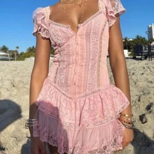 Love shack fancy klänning - Loveshackfancy ”Rowley” klänning i storlek xs. Ny och aldrig använd med prislappen kvar så fråga bara för bild på prislappen eller fler bilder. Priset kan diskuteras vid snabba köp.