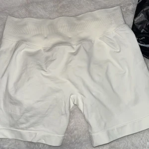 Dfyne Impact Shorts Ivory - Skitsnygga heeelt nya impact shorts från Dfyne i färgen Ivory. Fick precis hem dom och tyvärr är dom en aning små, så ska beställa i ny storlek men just nu helt slutsålda. Dessa är i storlek L. Så skönt material och en tajt passform som formar kroppen så fint 🤍 