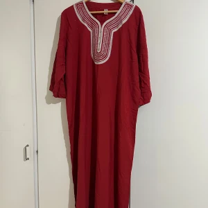 Lång damkläning  - En oanvänd klänning i storlek xl men passar större också #klänning