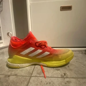 Adidas Crazy flight inomhusskor - Ganska bra skick lite slitage på under sulan. Otroligt bra grepp inomhus för de som är satsar på sin sport och vill ha ett par skor som passar ens talang. hör gärna av er vid frågor!