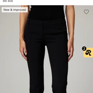 Svarta kostymbyxor från Bik Bok - Snygga svarta kostymbyxor från Bik Bok med en klassisk design. Byxorna har en rak passform och är perfekta för en stilren look. De har en midwaist och är tillverkade i ett bekvämt material. Använda ca 3 gånger. Dom är för långa för mig som är 168 cm lång. 