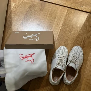 Christian Louboutin skor - Säljer de här vita Louboutin pjucks. storlek 42. .om ni har några frågor eller eller är intresserad så kan ni kontakta mig.