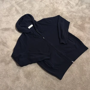 Cashmere - Sayless - Ziphoodie - Ziphoodie | Sayless | cashmere /kashmir | bra skick | stl XS/S | snabb frakt | besvarar eventuella frågor!
