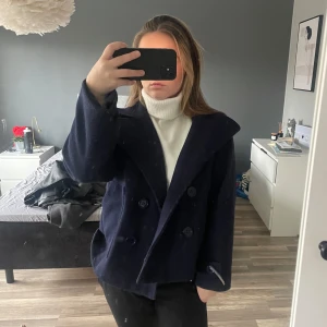 Mörkblå kappa med knappar - Mörkblå kappa från design by si💓