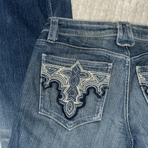 bootcut tall jeans med snygga bakfickor 🫶🏻 - snygga blåa lågmidjade jeans från antik denim med detaljerade bakfickor. är 170cm och jeansen är för långa för mig så skulle säga att de är tall💕 