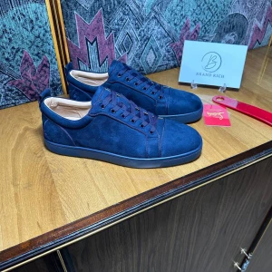 Blå mockasneakers från Christian Louboutin - Sköna Loubs (äkta) färget är mörkblå, två första bilderna, Jag släkte lampan och tåg bilden med en stor ficklampa annars de är mörkblå. ja kan sänka priset om ni vill 👍