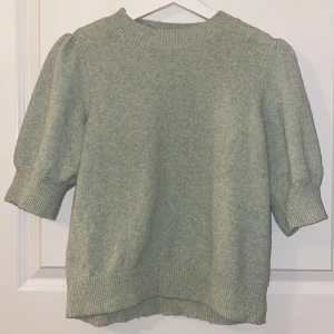 Trekvartsärmad tröja - Säljer en jättefin tröja från Vero Moda, nästan aldrig använd. (Nypris 240kr)