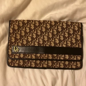 Dior clutch  - Köpt vintage i Paris! I fint skick! 