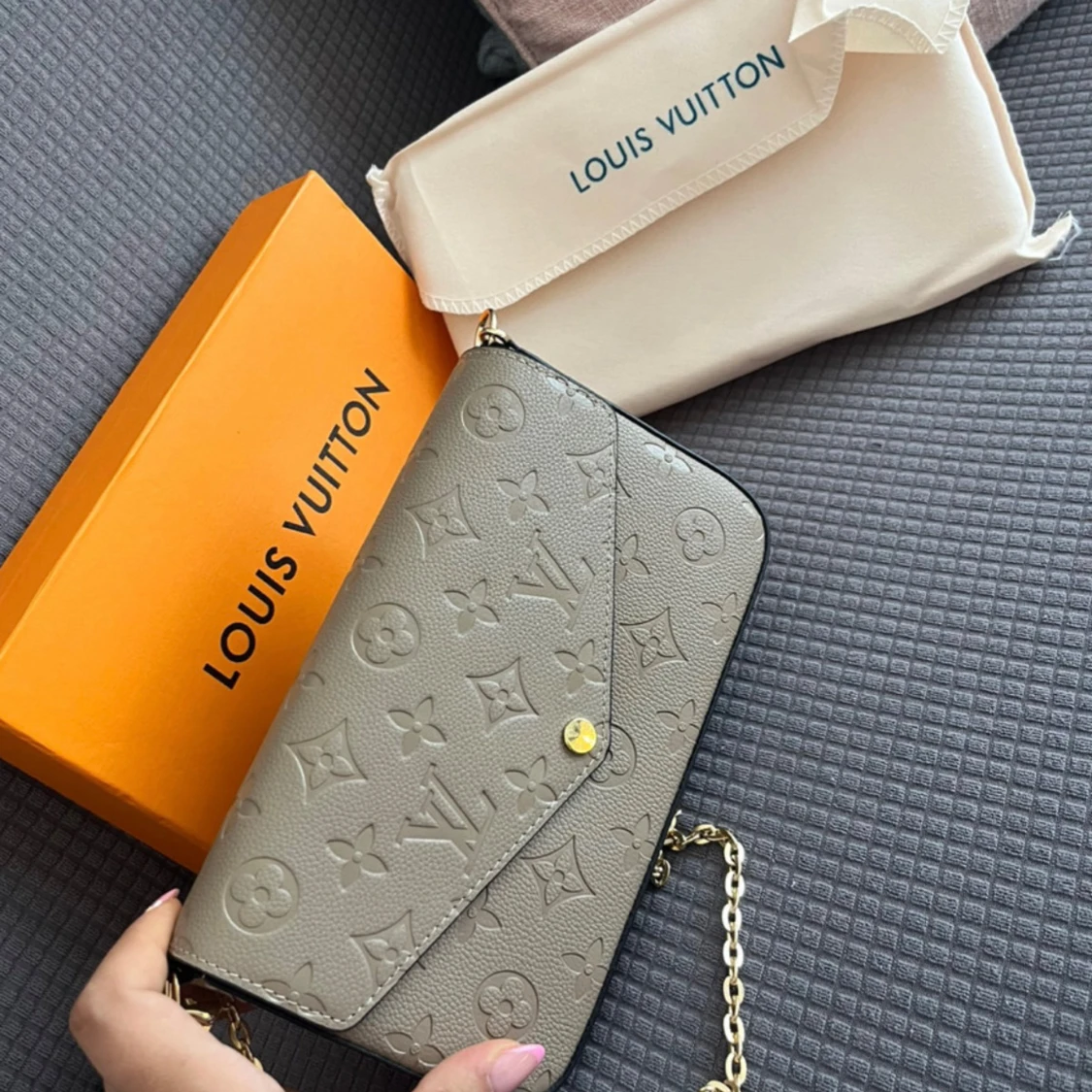 Beige handväska med guldkedja