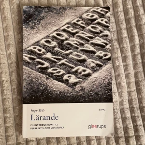 Lärande: En introduktion till perspektiv och metaforer - Säljer boken 'Lärande: En introduktion till perspektiv och metaforer' av Roger Säljö, utgiven av Gleerups. Detta är upplaga 2 och boken utforskar olika perspektiv och metaforer inom lärande och utbildning. Perfekt för studenter. Boken är i mycket god skick!