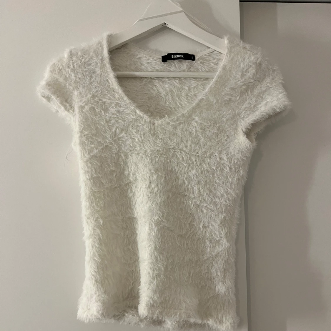 Vit fluffig topp från Bikbok!! - 1