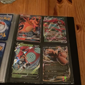 Pokémonkort i samlaralbum - . Ni får allt som är med i pärmen och det finns flera kort. Och så får man med pärmen